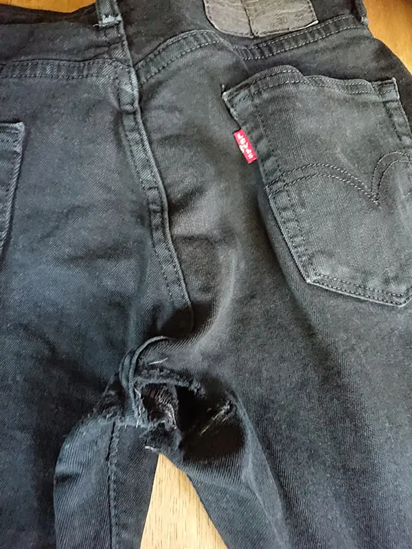 trasiga mörkblå jeans